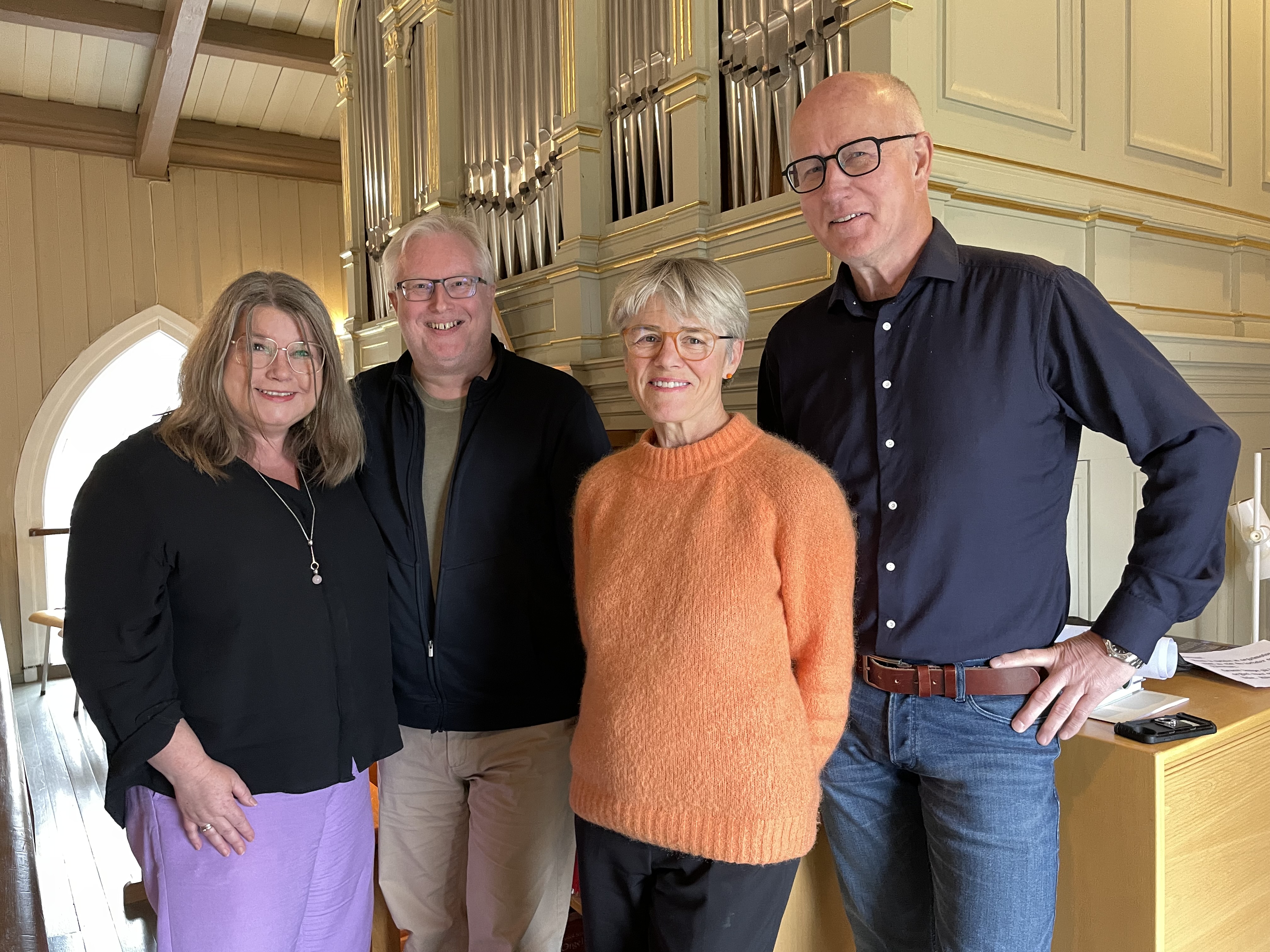 Bildet av Hilde, Erlend, Sissel og Ketil foran orgelet