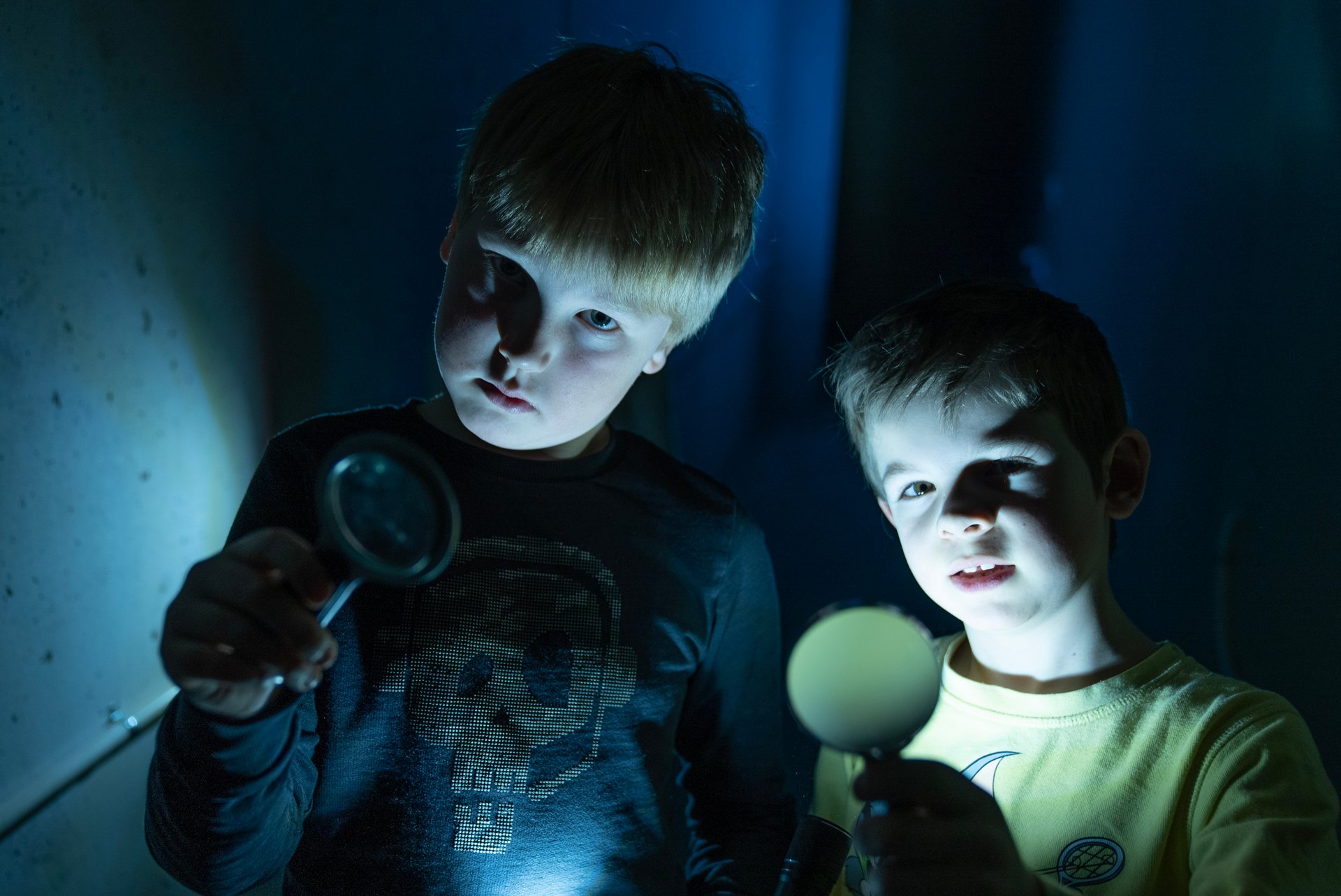 To 8 åringer i mørket