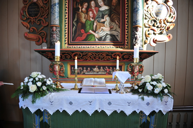 Alteret i Elverhøy kirke, pyntet med blomster