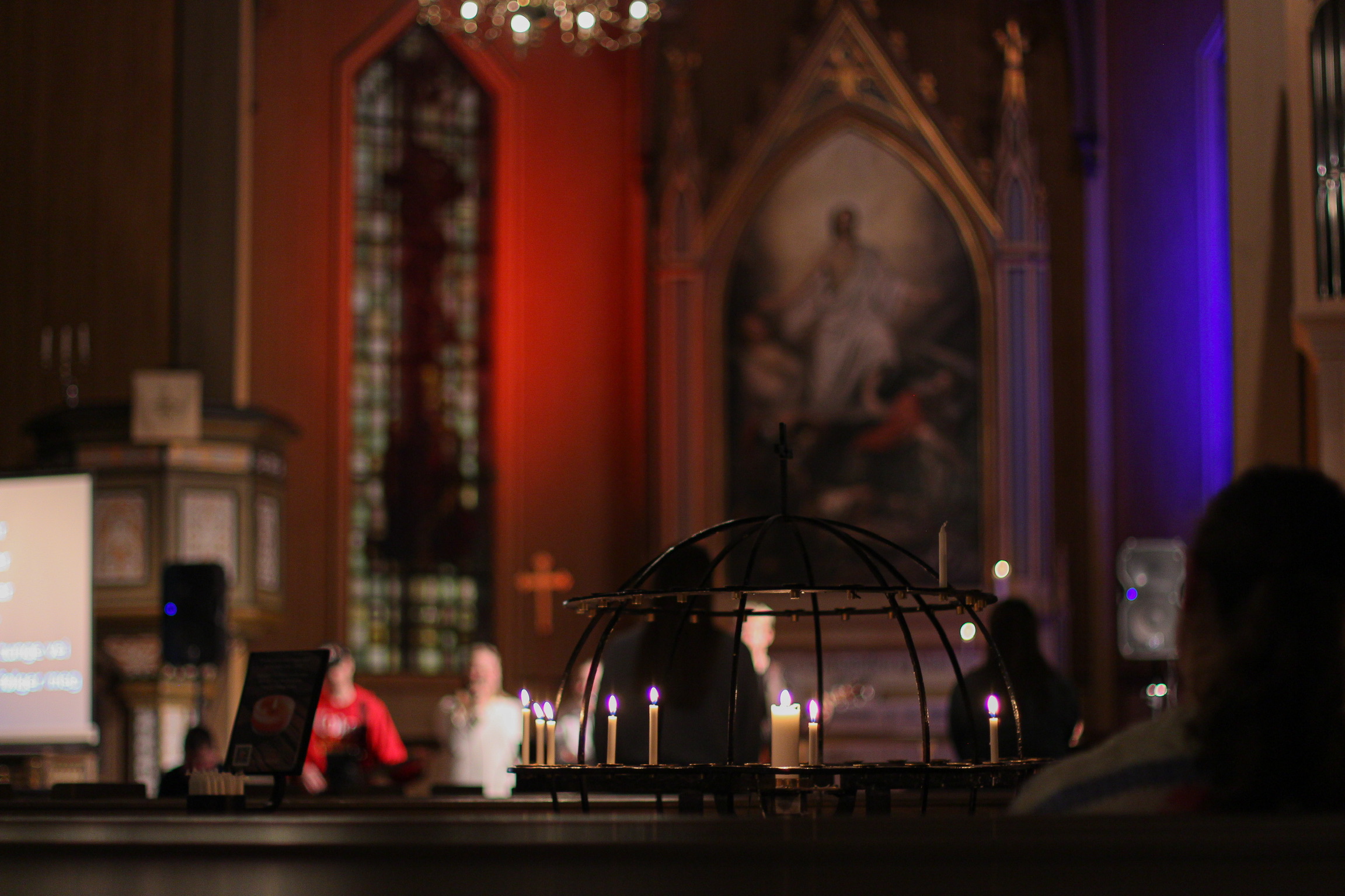 Kirkerom i rødt stemningslys