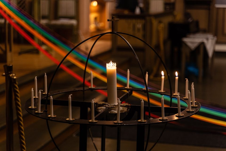 Grafisk illustrasjon av kirke og teksten: Kirka på pride