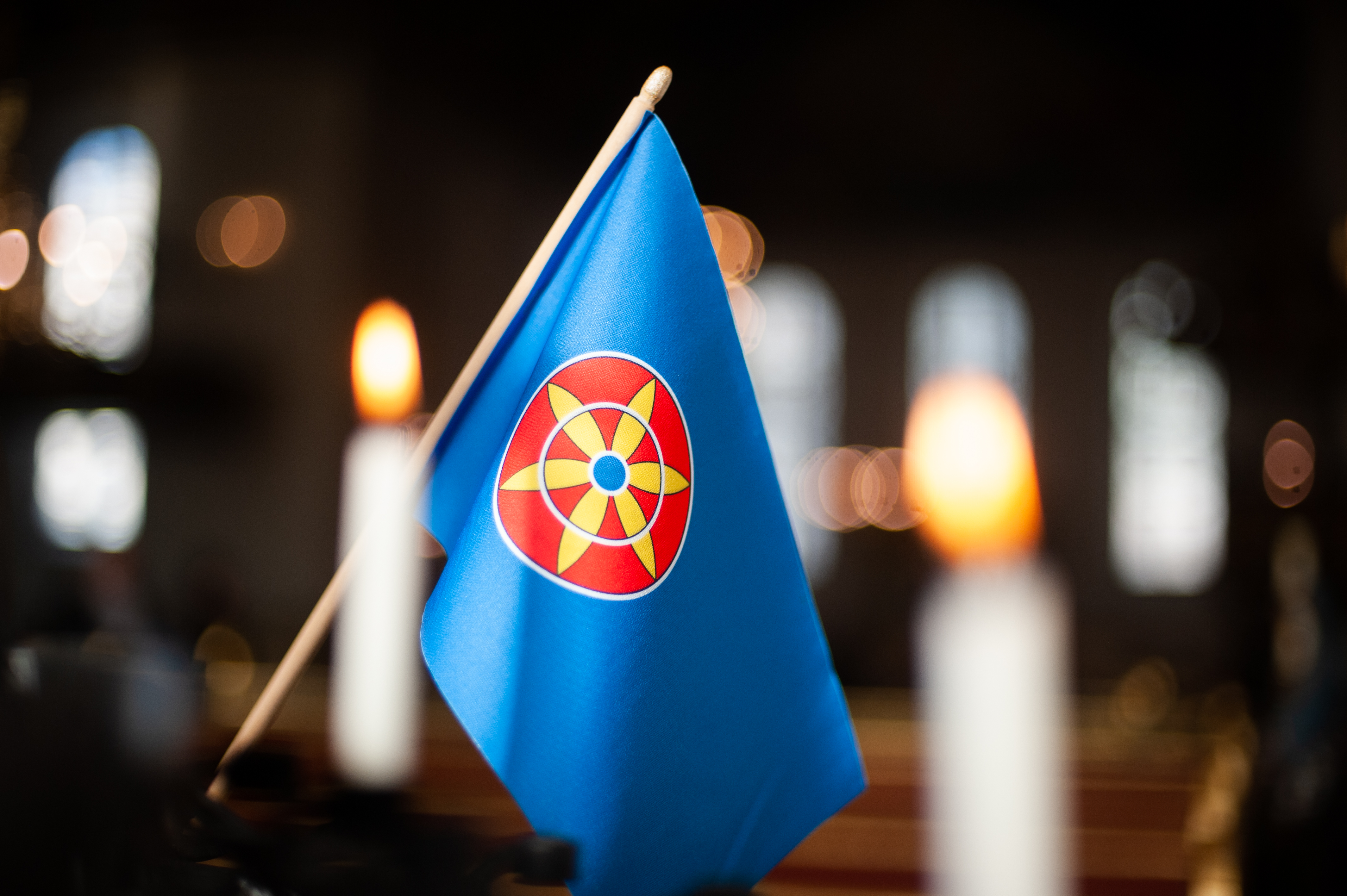 Kvensk flagg foran tente hvite lys